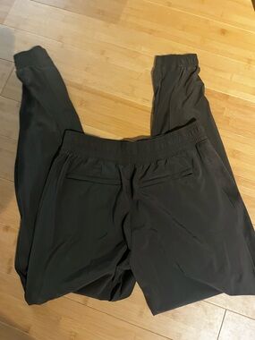 Athleta green Brooklyn jogger pants size 6 T tall, like new